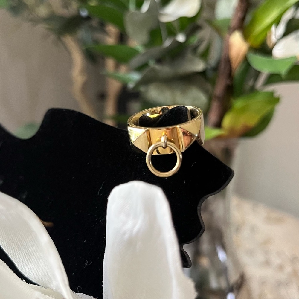Gold Ring with Ringlet Design